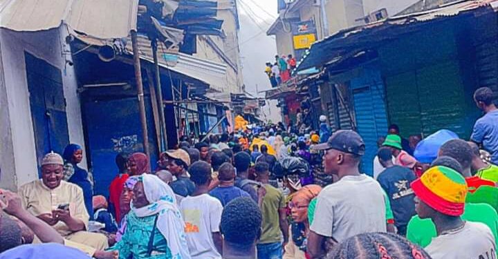 Côte d’Ivoire: le black market d’Adjamé en feu, les pompiers sur place