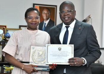 Prix d’excellence 2024: distingué, le fonds d’entretien routier présente son prix au ministre Amédé