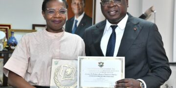 Prix d&rsquo;excellence 2024: distingué, le fonds d&rsquo;entretien routier présente son prix au ministre Amédé