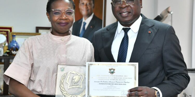 Prix d’excellence 2024: distingué, le fonds d’entretien routier présente son prix au ministre Amédé