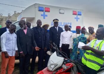 Grand-Lahou : Alpha Sanogo remet au centre de santé de Bacanda une ambulance et une moto offertes par le président Ouattara