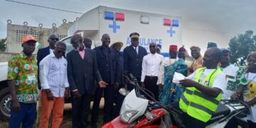 Grand-Lahou : Alpha Sanogo remet au centre de santé de Bacanda une ambulance et une moto offertes par le président Ouattara