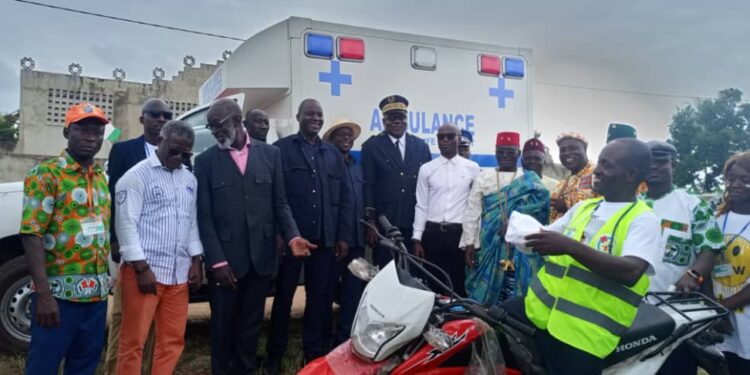Grand-Lahou : Alpha Sanogo remet au centre de santé de Bacanda une ambulance et une moto offertes par le président Ouattara