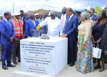 Pose de la 1ère pierre du programme de 1160 logements à Akoupé Zeudji : Fatim Bamba reconnaissante au Chef de l&rsquo;Etat