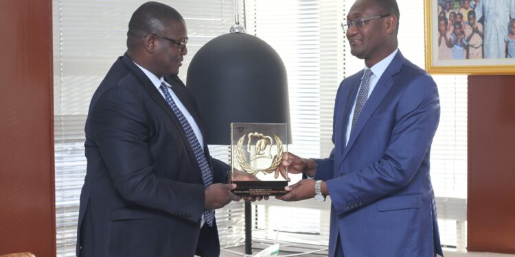 Quipux Afrique présente son Prix national d’excellence au ministre Moussa Sanogo et au Dg de la SNDI