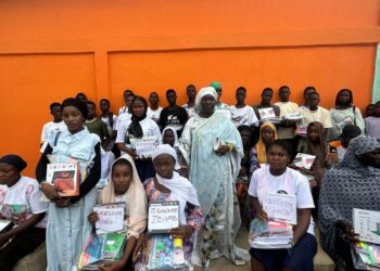 Bouaké: La fondatrice du collège privé Roi Mohamed VI offre des kits et des ordinateurs aux élèves