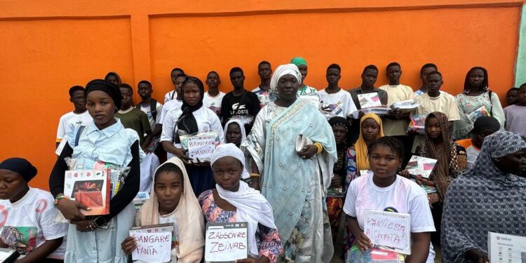 Bouaké: La fondatrice du collège privé Roi Mohamed VI offre des kits et des ordinateurs aux élèves