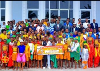 Koumassi: le Maire Balley fait un don au groupe Koumala Système (2e à Wozo) pour l’achat de kits scolaires