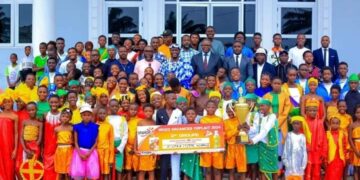 Koumassi: le Maire Balley fait un don au groupe Koumala Système (2e à Wozo) pour l’achat de kits scolaires