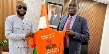 Réélection du président Ouattara en 2025: Alpha Sanogo s&rsquo;engage aux côtés de Force 2015; 1000 tee-shirts offerts à Charles Gnahoré