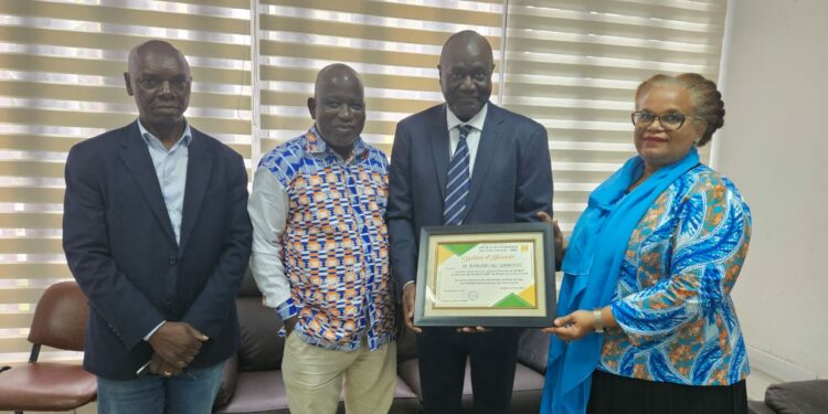 Celebration de l’excellence: Bakary Ali Sanogo reçoit le diplôme d’honneur de la Société mathématique de Côte d’Ivoire