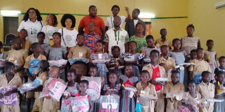 Tiébissou : ONG Thabita, en collaboration avec la mairie, offre 200 kits aux élèves