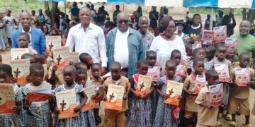 Tiébissou : Ndri Philippe offre 340 livres aux élèves de quatre écoles primaires publiques