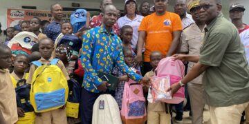 Sangouiné : Momo Bamba scolarise 500 enfants démunis et soutient les veuves