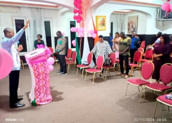 Côte d’Ivoire: Des journalistes chrétiens prient pour apporter de la lumière à leur secteur