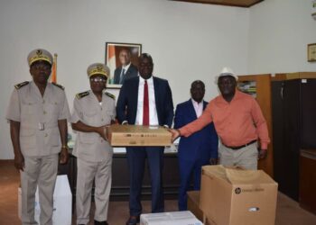 Tiassalé: Pierre Dimba dote les services de l&rsquo;État de matériel informatique