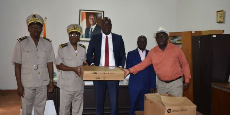 Tiassalé: Pierre Dimba dote les services de l’État de matériel informatique