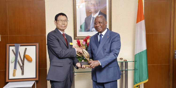 Coopération ivoiro -Coréenne : Le pasteur Seok-Jeon Yoon reçu par le ministre Adom