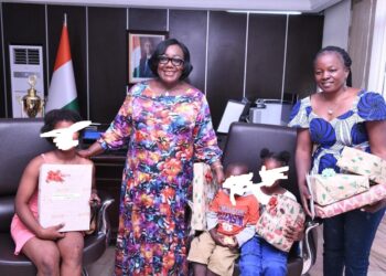 Fonction publique/Noel: La ministre Ouloto apporte un soutien financier et matériel aux familles des agents décédés