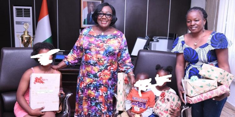 Fonction publique/Noel: La ministre Ouloto apporte un soutien financier et matériel aux familles des agents décédés