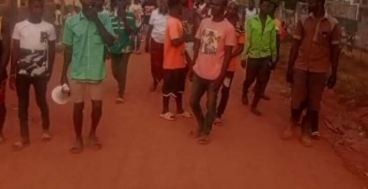 Yamoussoukro/ foncier rural: La population de Nzeré manifeste contre le chef du village et demande son départ