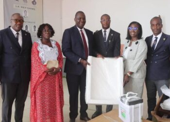 École Nationale d’Administration : Alpha Sanogo offre du matériel médical