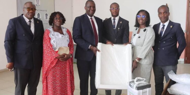 École Nationale d’Administration : Alpha Sanogo offre du matériel médical