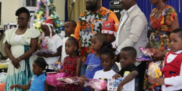 Yopougon/Fêtes de fin d’année: Zié Daouda Coulibaly distribue 500 cadeaux aux enfants de l’Ujyop et de l’église Mcv