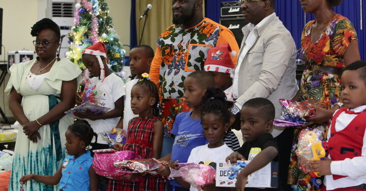 Yopougon/Fêtes de fin d’année: Zié Daouda Coulibaly distribue 500 cadeaux aux enfants de l’Ujyop et de l’église Mcv