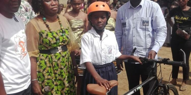 Bouaflé: L’Ong «O vélo» fait un don aux élèves de Zougoussou