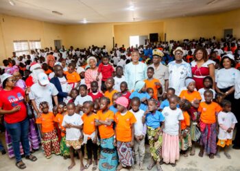 Fête de Noël dans la Bagoué : Bruno Koné apporte de la magie aux enfants