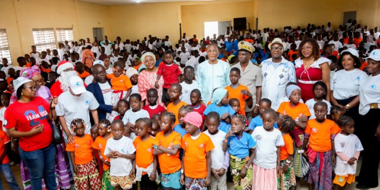 Fête de Noël dans la Bagoué : Bruno Koné apporte de la magie aux enfants