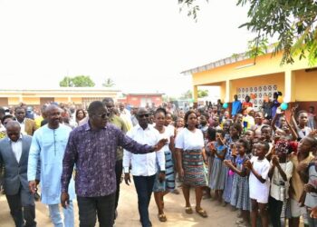Divo: Dr Amedé Kouakou remet les clés d&rsquo;un nouvel établissement scolaire et de 4 salles de classe à Konankro