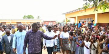 Divo: Dr Amedé Kouakou remet les clés d&rsquo;un nouvel établissement scolaire et de 4 salles de classe à Konankro
