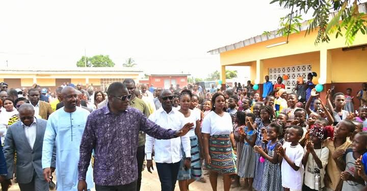 Divo: Dr Amedé Kouakou remet les clés d’un nouvel établissement scolaire et de 4 salles de classe à Konankro