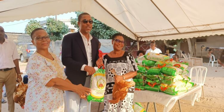 Yopougon et N’Zéré/Fêtes de fin d’année Johnny Kouadio offre des kits alimentaires à 500 femmes