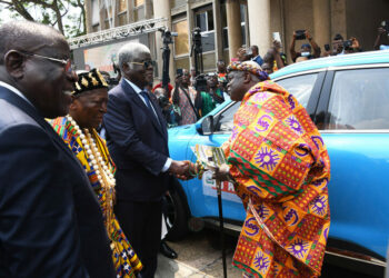 District d&rsquo;Abidjan: Bacongo dote 95 chefs Atchan et Akyé de véhicules, de cartes de carburant et d’assurance