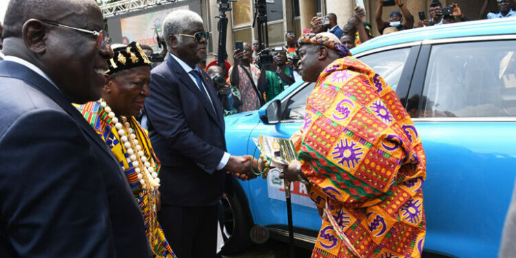 District d’Abidjan: Bacongo dote 95 chefs Atchan et Akyé de véhicules, de cartes de carburant et d’assurance