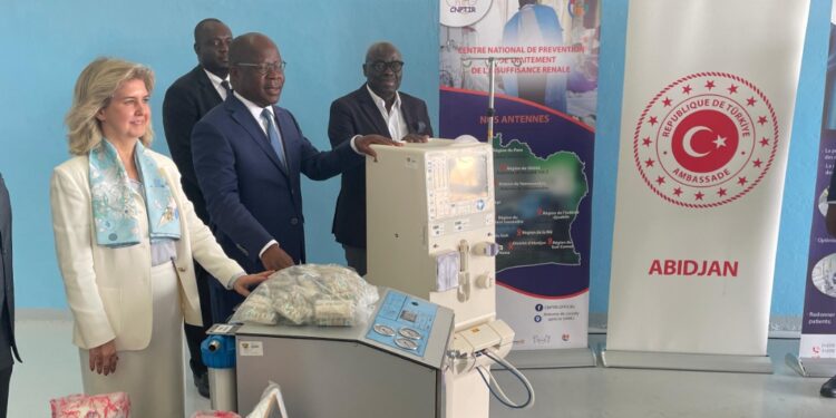 Traitement de l’Insuffisance Rénale : Le ministre Dimba réceptionne un générateur de dialyse… de la Türkiye