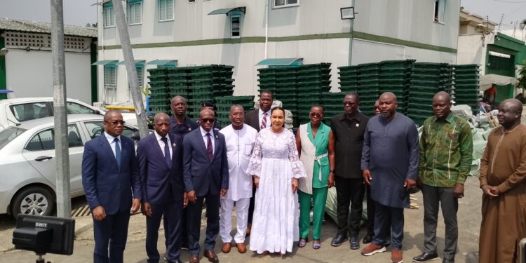 Côte d’Ivoire : l’ANAGED équipe six communes en matériel de salubrité