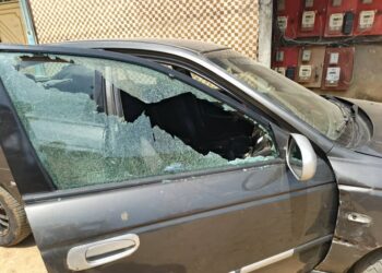 Aboboté : Le véhicule du journaliste engagé David Yala caillassé, 1 mois après le vol de son compteur electrique