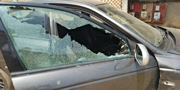 Aboboté : Le véhicule du journaliste engagé David Yala caillassé, 1 mois après le vol de son compteur electrique