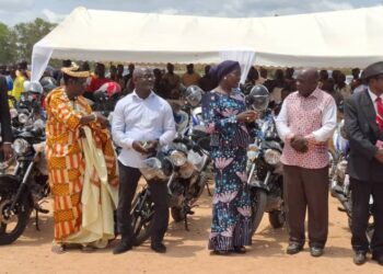 Soubré/Éducation : La ministre Mariatou Koné remet 57 motos pour booster l’alphabétisation