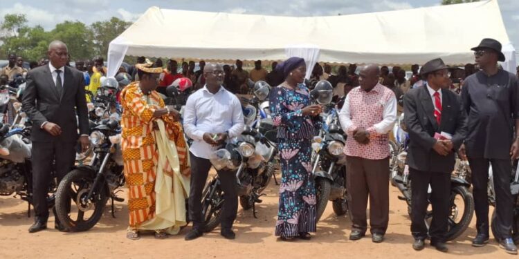 Soubré/Éducation : La ministre Mariatou Koné remet 57 motos pour booster l’alphabétisation