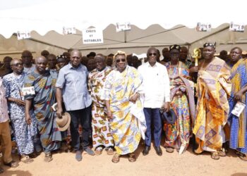 Ebilassokro/Hommage au président Ouattara: Léon Kacou Adom fait don d&rsquo;une ambulance et des vivres