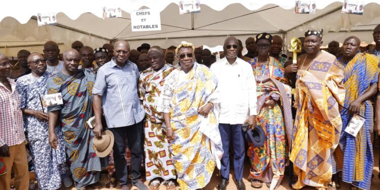 Ebilassokro/Hommage au président Ouattara: Léon Kacou Adom fait don d’une ambulance et des vivres