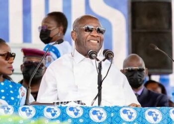 Dabou: Gbagbo parle à ses partisans derrière un cimetière