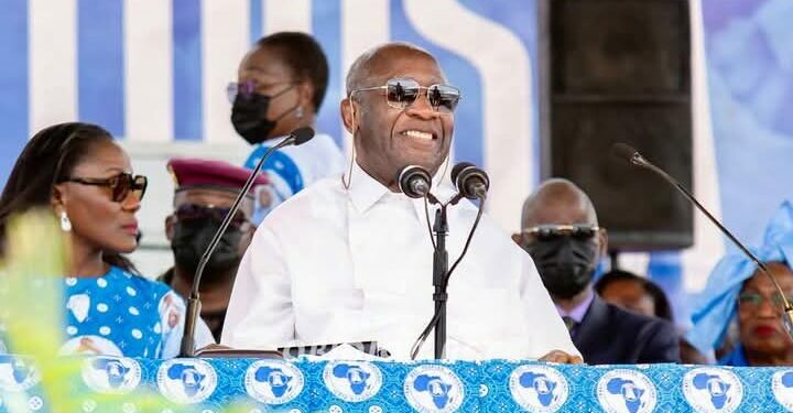 Dabou: Gbagbo parle à ses partisans derrière un cimetière