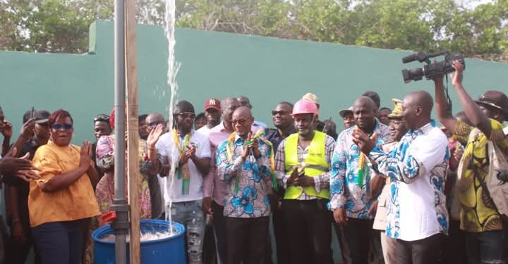 Bondoukou : le football Gervinho offre un château d’eau à son village natal Boromba