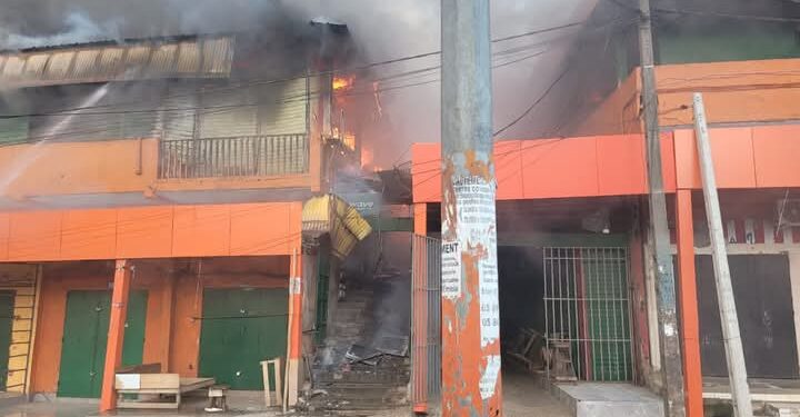 Adjamé : un incendie ravage des magasins sur le boulevard Nangui Abrogoua